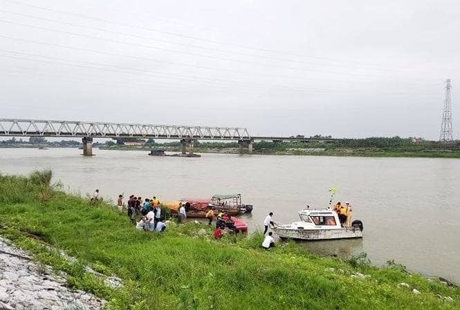 Nu sinh tu tu tren song Duong bi hiep dam khi di du sinh nhat ban