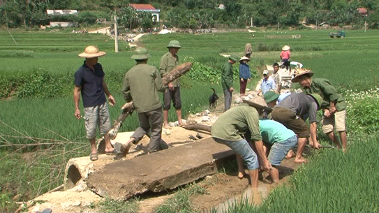 Ngo ngang dat ngheo Van Mong: Duong em, xe bon, dan kham kha