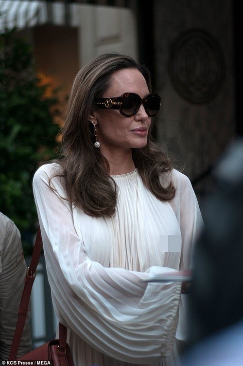 Angelina Jolie 'dot mat' nguoi tren pho voi thoi trang vay xep nep 'tha rong' vong mot-Hinh-8