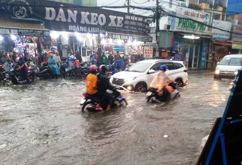 Mua lon, duong noi do TPHCM ngap sau lut banh xe, nuoc chay nhu thac cuon-Hinh-2