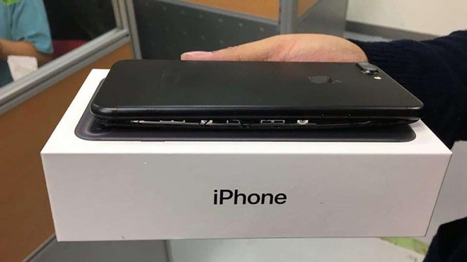 Bi mat Apple khong muon nguoi dung tu sua iPhone