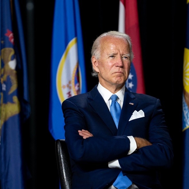 Vi sao ong Joe Biden luon dung khan bo tui sang mau?