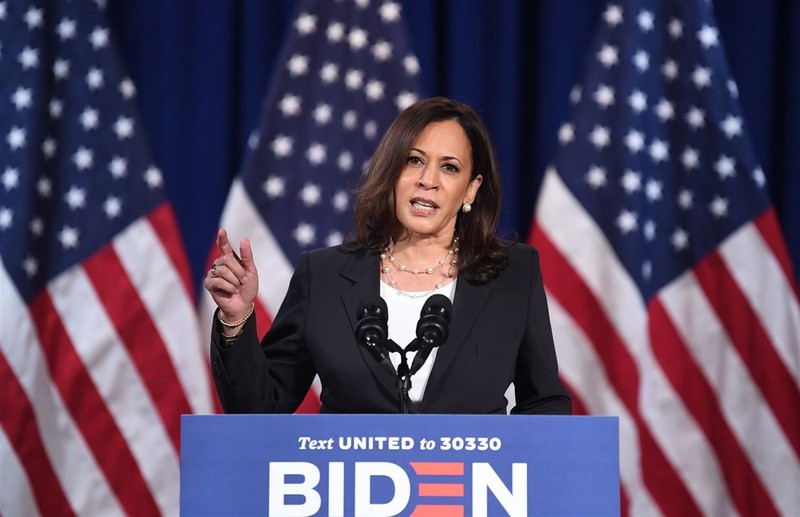 An y chinh tri trong trang phuc cua ba Kamala Harris