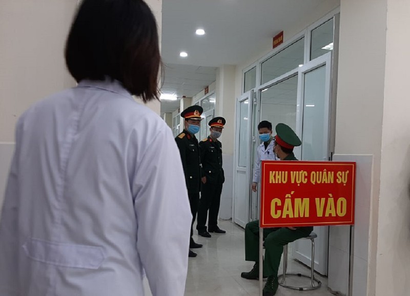 Can canh TNV tiem mui vaccine COVID-19 dau tien tai Viet Nam-Hinh-2