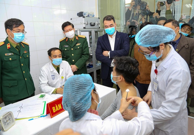 Can canh TNV tiem mui vaccine COVID-19 dau tien tai Viet Nam-Hinh-5