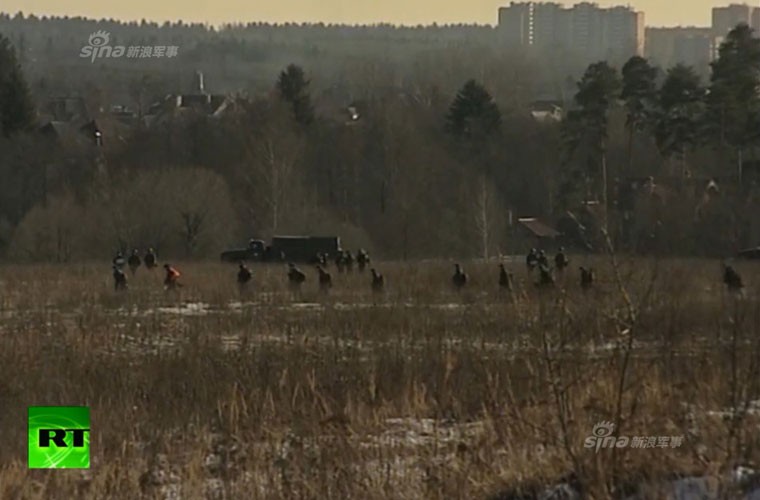 Xem xe tang, binh linh Nga tap tran ram ro gan Ukraine-Hinh-7