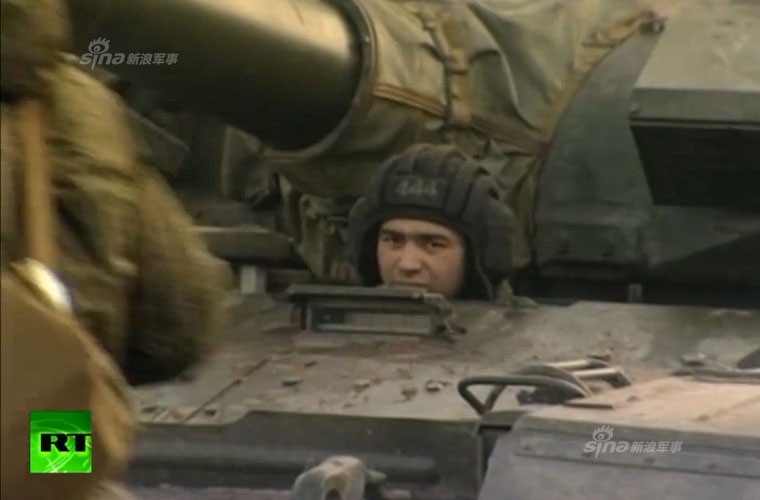 Xem xe tang, binh linh Nga tap tran ram ro gan Ukraine-Hinh-8
