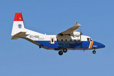 Cảnh sát biển Việt Nam bước đầu trang bị máy bay để tăng khả năng tuần tra bảo vệ biển đảo. Trong ảnh, máy bay tuần tra C-212-400 do Tập đoàn CASA Tây Ban Nha sản xuất.