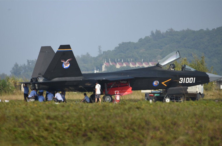 May bay Y-20 Trung Quoc khoac “ao moi” bay bieu dien-Hinh-6