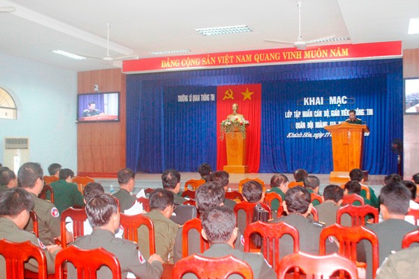 Viet Nam tap huan cho 45 can bo Quan doi Campuchia