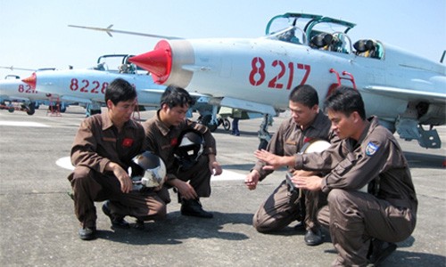 phi cong viet nam no luc chuyen loai mig-21 sang su-22 hinh anh