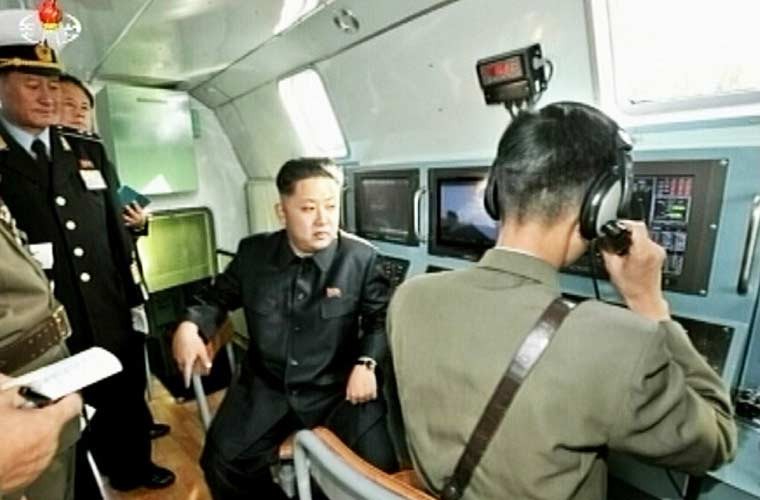 Nha lanh dao Kim Jong-un lai may bay, xe tang the nao?-Hinh-11