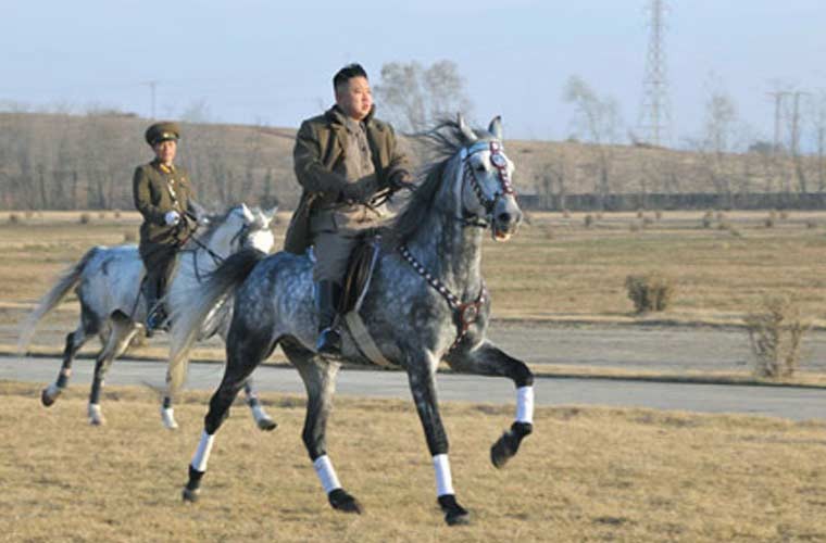Nha lanh dao Kim Jong-un lai may bay, xe tang the nao?-Hinh-7