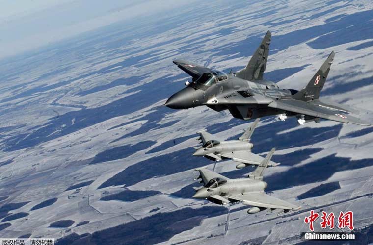 Tiem kich MiG-29 sat canh Typhoon tuan tra vung Baltic-Hinh-5
