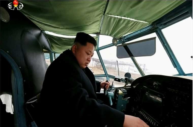 Xem ong Kim Jong-un lai may bay do Trieu Tien san xuat-Hinh-8