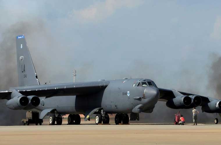 Anh QS an tuong tuan: may bay B-52 nha khoi mu mit-Hinh-6