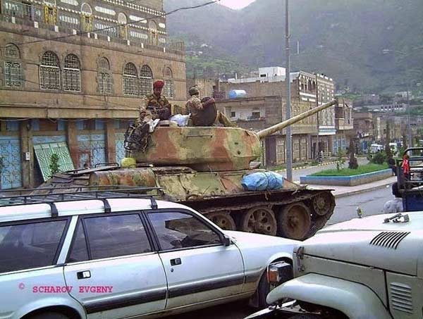 Quan doi Yemen dung xe tang T-34 co chong phien quan
