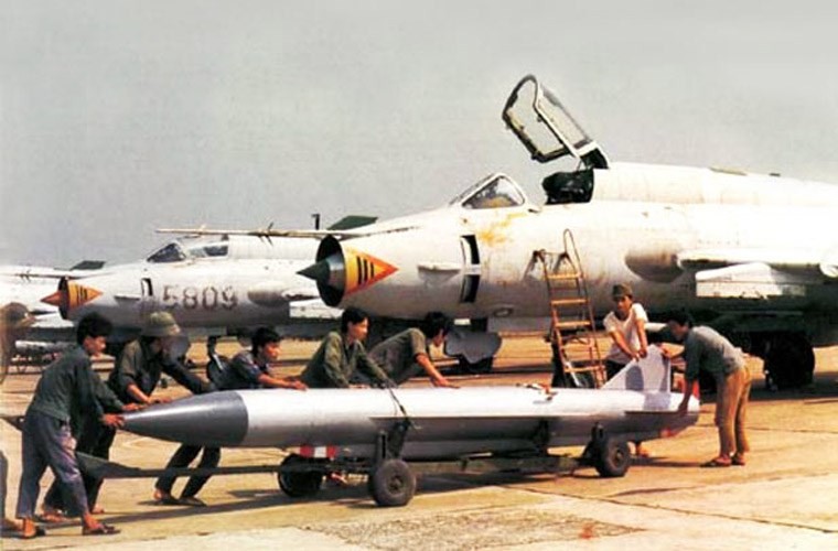 Tim hieu tinh nang may bay Su-22 roi gan dao Phu Quy-Hinh-11