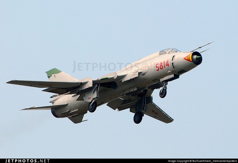 Tim hieu tinh nang may bay Su-22 roi gan dao Phu Quy