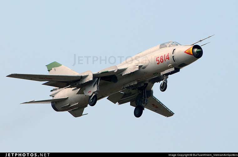 Tim hieu bien the may bay Su-22 Viet Nam dung-Hinh-2