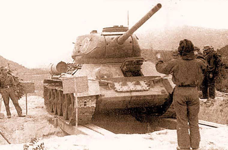 Suc manh xe tang T-34-85 trong phong thu bien Viet Nam-Hinh-2
