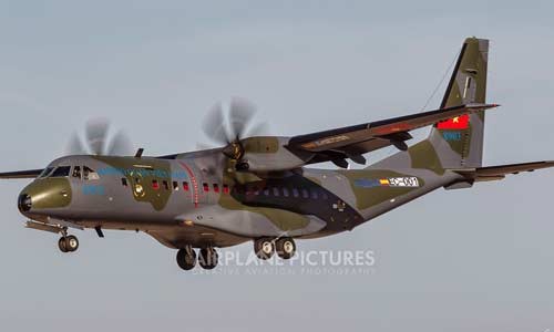 Xem may bay van tai C-295M hien dai nhat Viet Nam bay