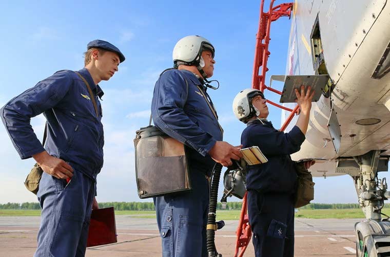 Xem lap bom, ten lua cho cuong kich Su-24 Nga-Hinh-9