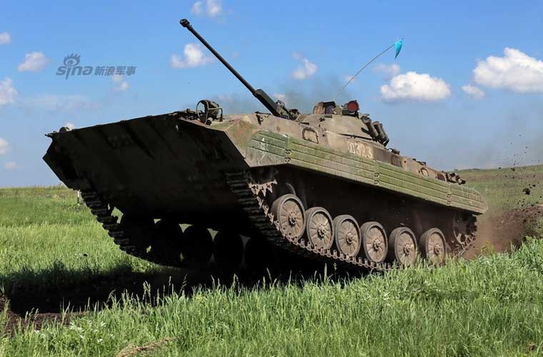 Xe chien dau bo binh BMP-2 phi nuoc dai, na phao-Hinh-3