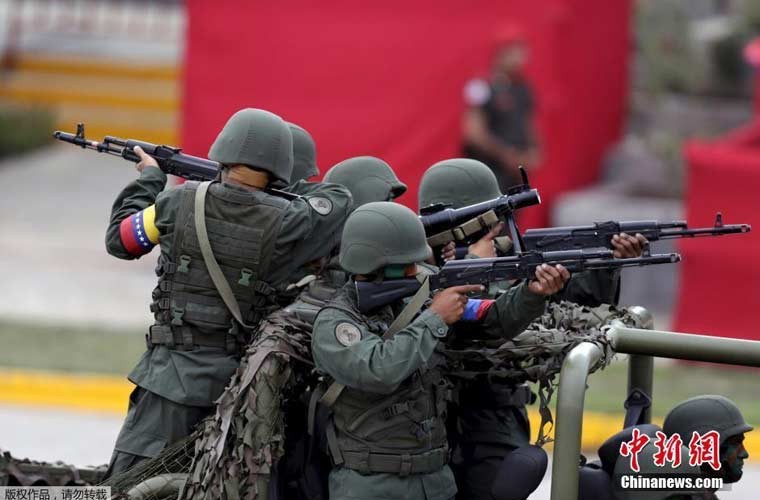 Quan doi Venezuela duyet binh khoe vu khi hien dai-Hinh-9