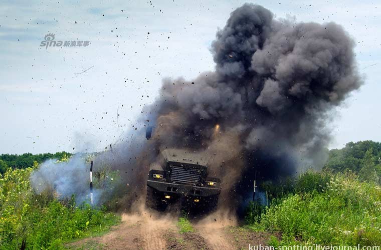 Anh QS an tuong tuan: “Quan phuc” moi cua cuong kich Su-22-Hinh-2