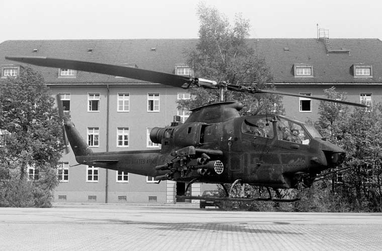 Suc manh truc thang AH-1F sap tham gia danh IS-Hinh-3