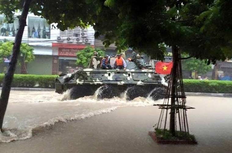 Anh QS an tuong tuan: Thiet giap BTR-60PB VN vuot lu