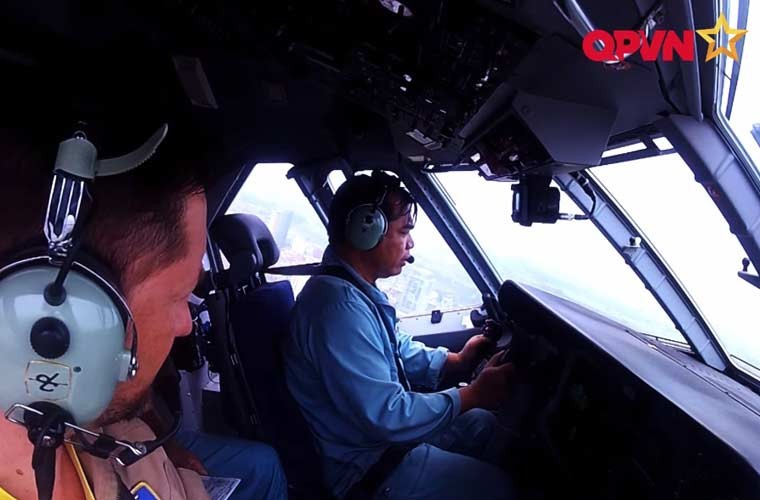 Anh dep may bay van tai C-295 tren bau troi Viet Nam-Hinh-7