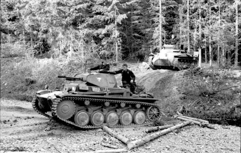 Quan sat xe tang Panzer II phat xit Duc hoat dong