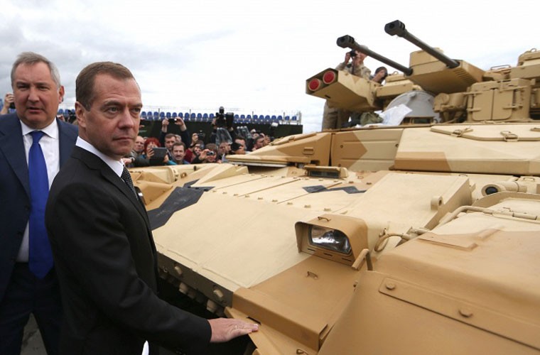 Thu tuong Dmitry Medvedev kham pha dan vu khi toi tan-Hinh-3