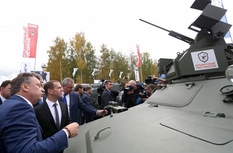 Thu tuong Dmitry Medvedev kham pha dan vu khi toi tan-Hinh-5