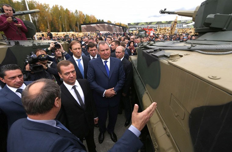Thu tuong Dmitry Medvedev kham pha dan vu khi toi tan-Hinh-7