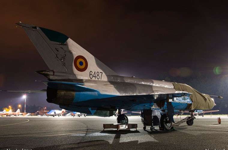 Chien dau co MiG-21 tham du trien lam hang khong-Hinh-6