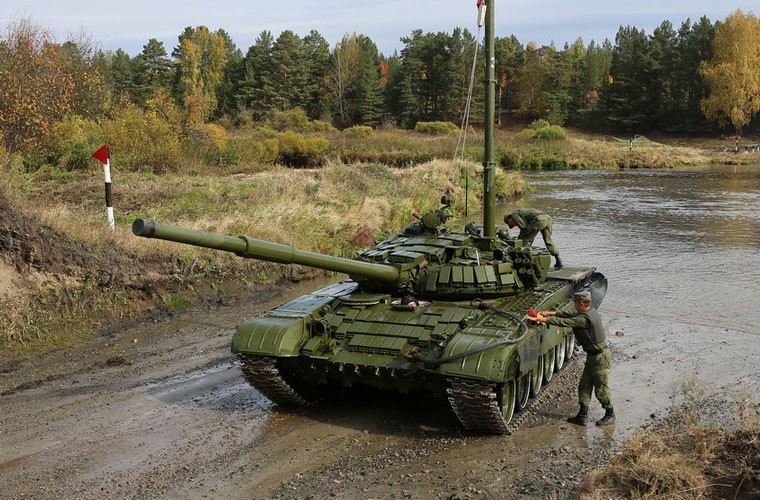 Thich thu xe tang T-72 Nga vuot song…nhu tau ngam-Hinh-10