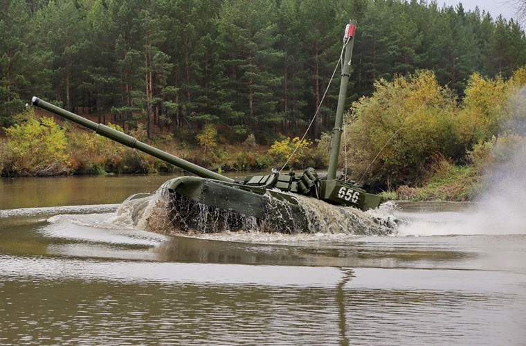 Thich thu xe tang T-72 Nga vuot song…nhu tau ngam-Hinh-4