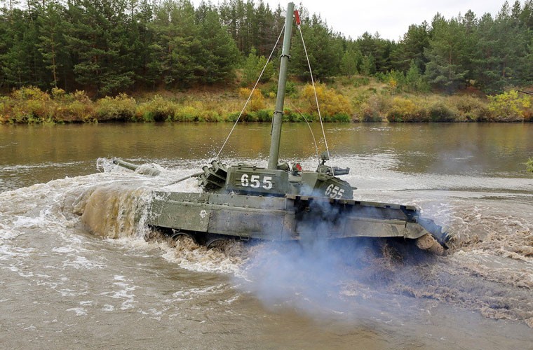 Thich thu xe tang T-72 Nga vuot song…nhu tau ngam-Hinh-5