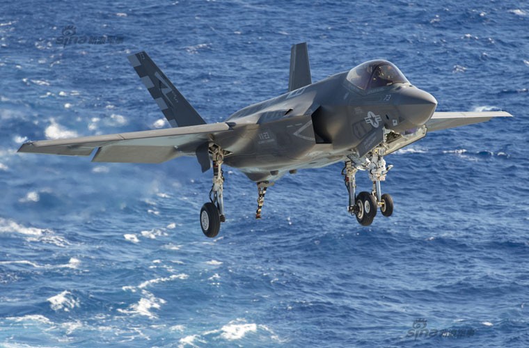 Ngoan muc canh tiem kich F-35C phut lua lao len troi-Hinh-6