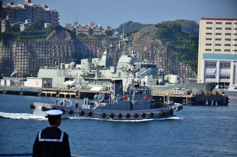 Tham doi tau chien “khung” o can cu hai quan Yokosuka-Hinh-7