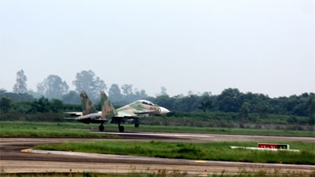 Tiem kich Su-30MK2, truc thang Mi-8 Viet Nam cung lap cong