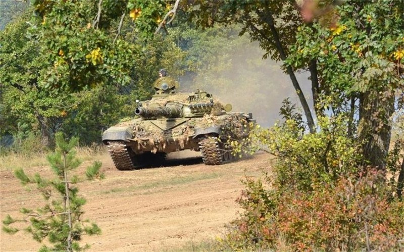 Can canh “bau vat” xe tang T-72 Hungary tap tran voi My-Hinh-3