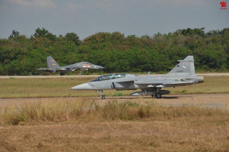 Tiem kich JAS-39 Thai Lan luyen giao chien voi Su-27SK