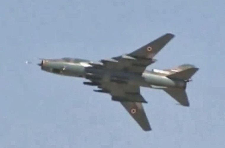 May bay nem bom Su-22 Syria sat canh Su-34 khong kich IS-Hinh-8