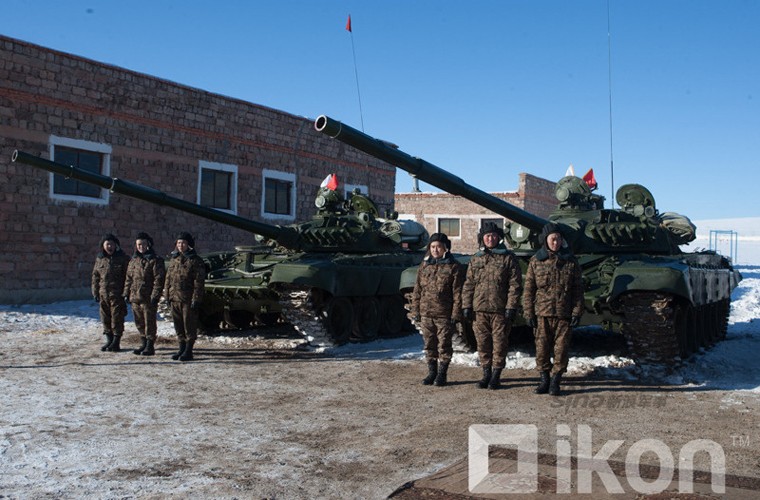 Quan doi Mong Co vui mung nhan xe tang T-72A tu Nga-Hinh-3