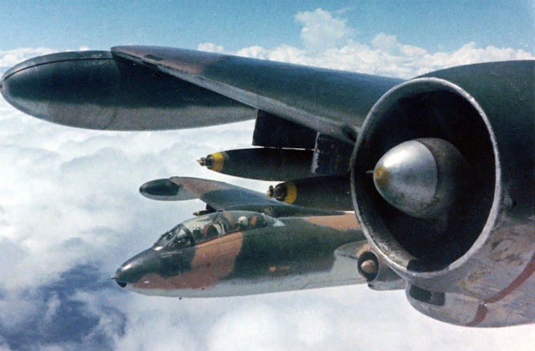 Cai ket dang may bay nem bom B-57 trong CT Viet Nam-Hinh-10