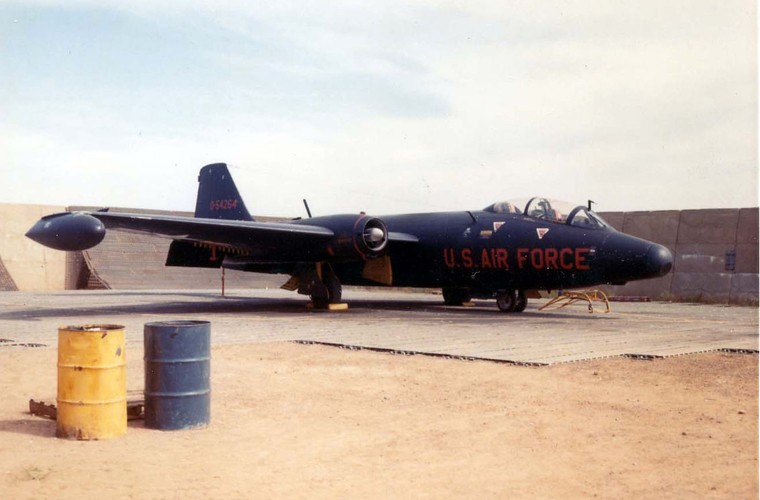 Cai ket dang may bay nem bom B-57 trong CT Viet Nam-Hinh-2